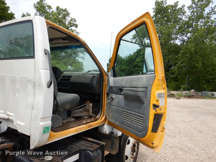 image for item DL3388 2002 GMC C6500  truck cab and chassis