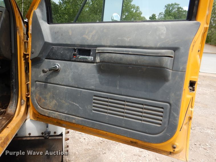 image for item DL3388 2002 GMC C6500  truck cab and chassis