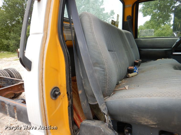 image for item DL3388 2002 GMC C6500  truck cab and chassis