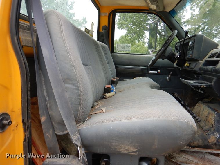 image for item DL3388 2002 GMC C6500  truck cab and chassis