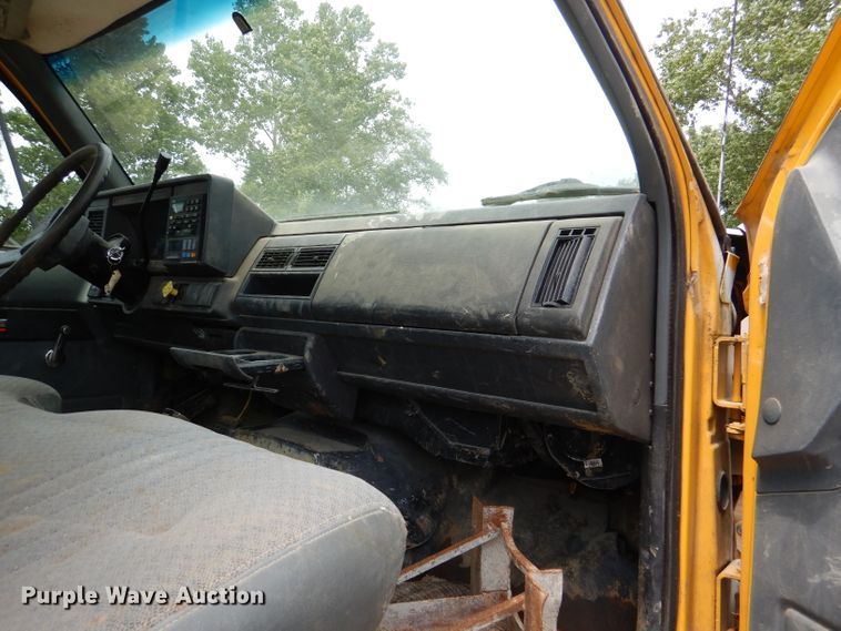 image for item DL3388 2002 GMC C6500  truck cab and chassis