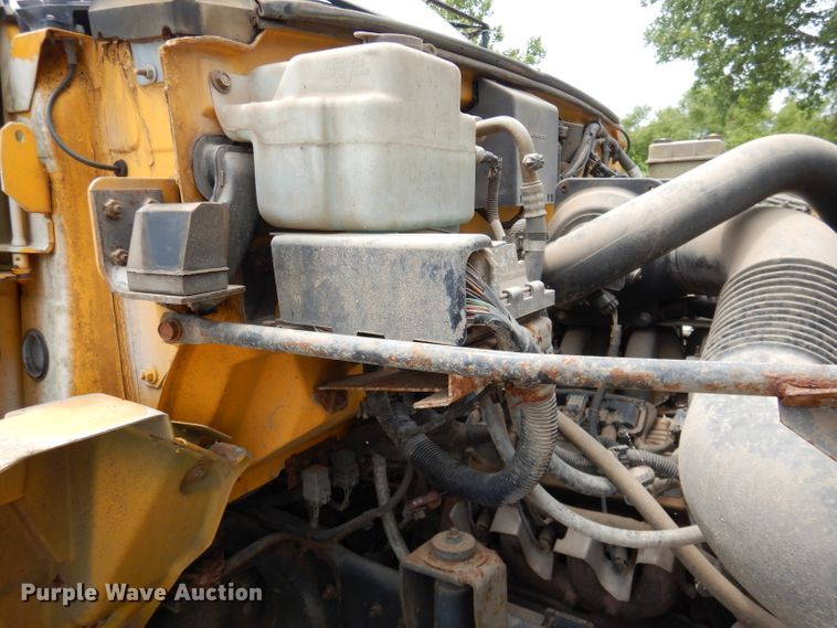 image for item DL3388 2002 GMC C6500  truck cab and chassis