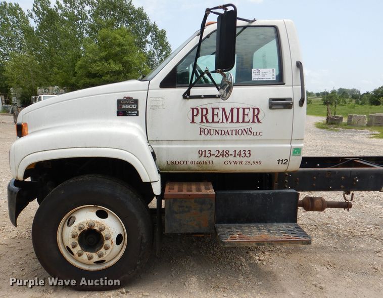 image for item DL3388 2002 GMC C6500  truck cab and chassis