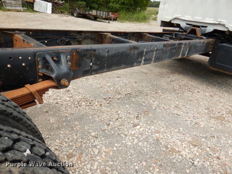 image for item DL3388 2002 GMC C6500  truck cab and chassis