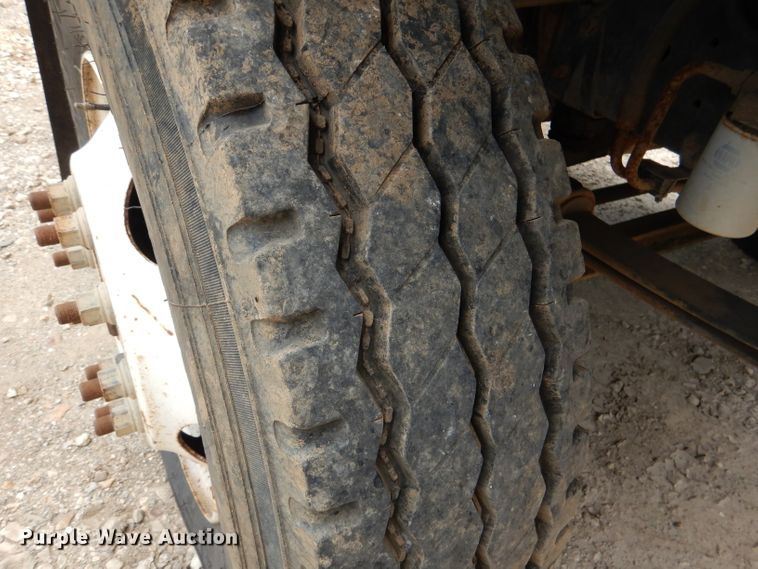 image for item DL3388 2002 GMC C6500  truck cab and chassis