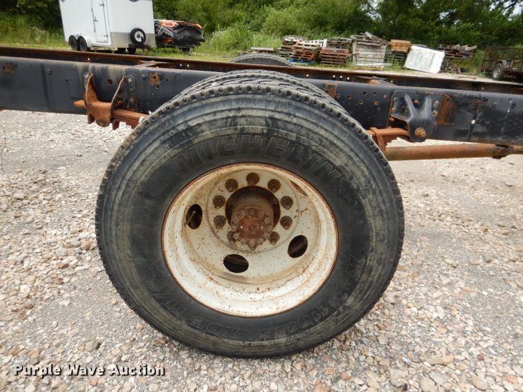 image for item DL3388 2002 GMC C6500  truck cab and chassis