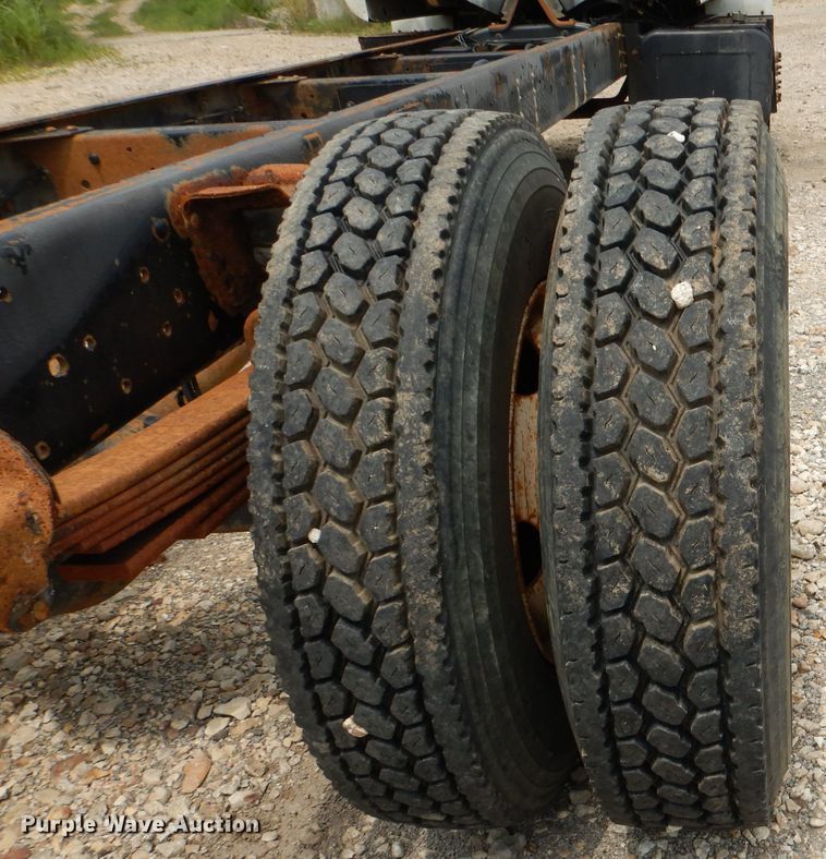 image for item DL3388 2002 GMC C6500  truck cab and chassis