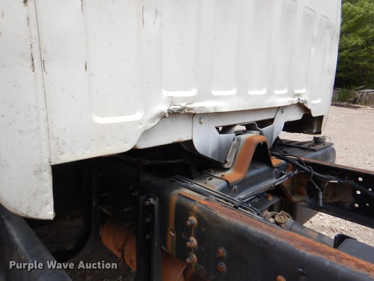 image for item DL3388 2002 GMC C6500  truck cab and chassis