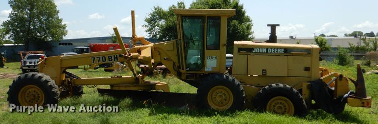 image for item DM3866 1996 John Deere 770BH  motor grader