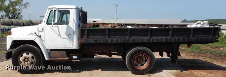 image for item DM3868 1983 International 1654  dump flatbed truck