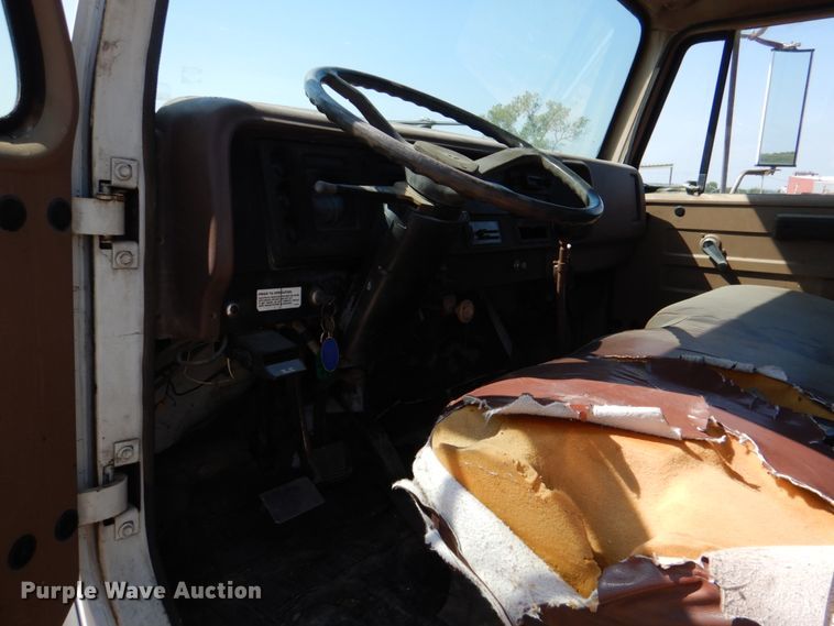 image for item DM3868 1983 International 1654  dump flatbed truck