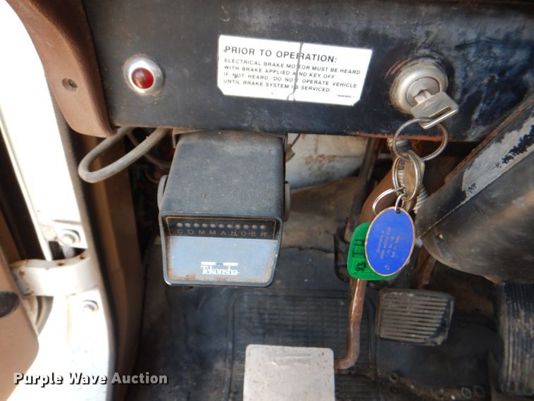 image for item DM3868 1983 International 1654  dump flatbed truck