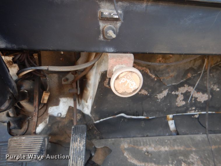 image for item DM3868 1983 International 1654  dump flatbed truck