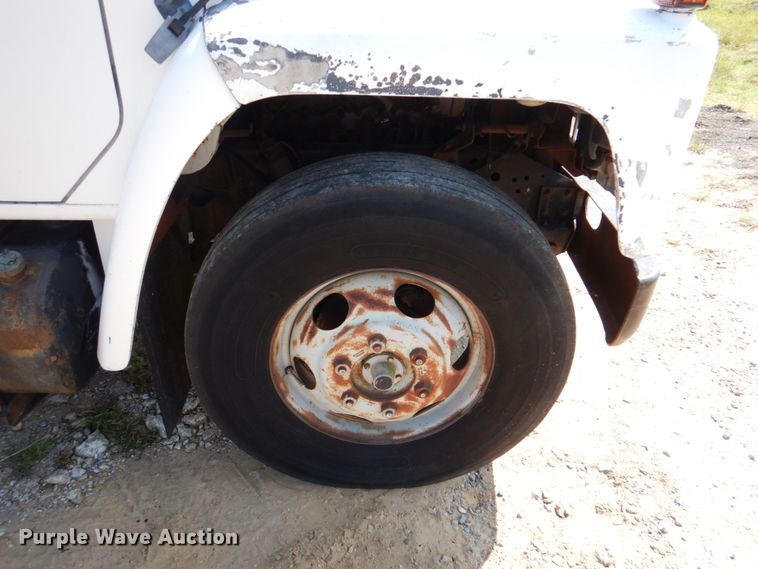 image for item DM3868 1983 International 1654  dump flatbed truck