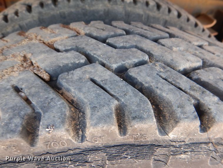 image for item DM3868 1983 International 1654  dump flatbed truck