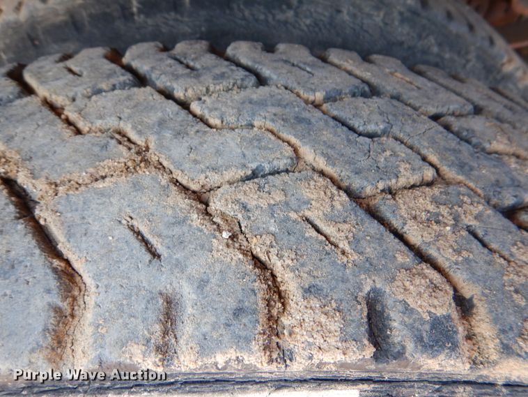 image for item DM3868 1983 International 1654  dump flatbed truck