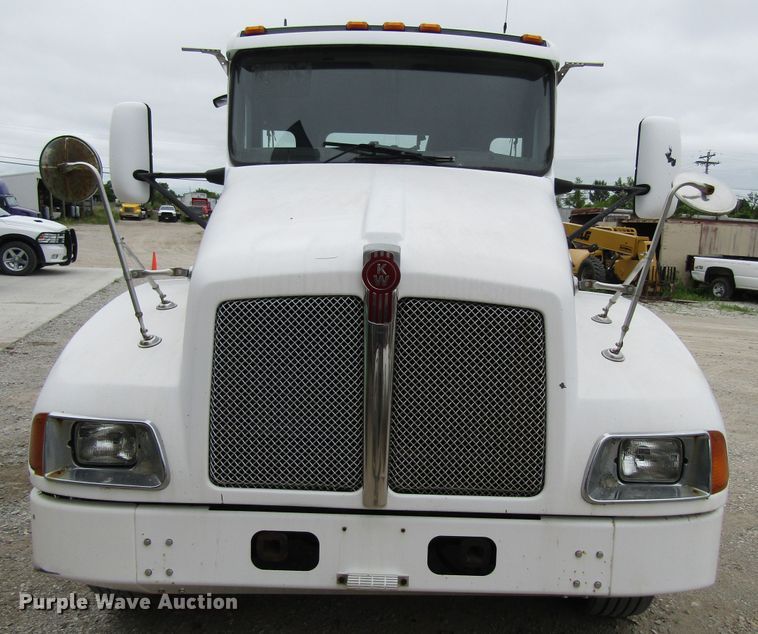 image for item EV9266 2005 Kenworth T300  semi truck