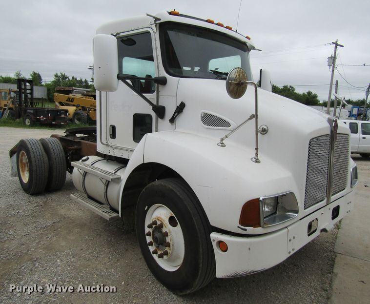 image for item EV9266 2005 Kenworth T300  semi truck