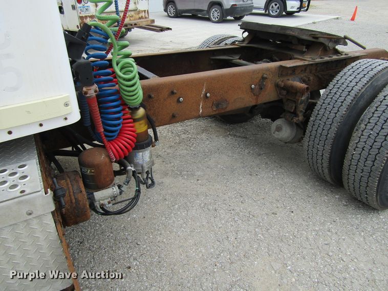 image for item EV9266 2005 Kenworth T300  semi truck