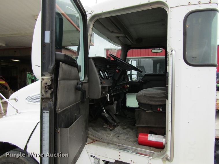 image for item EV9266 2005 Kenworth T300  semi truck