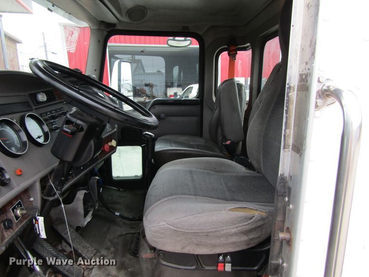 image for item EV9266 2005 Kenworth T300  semi truck