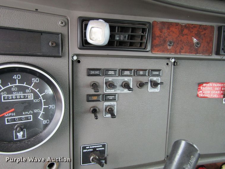 image for item EV9266 2005 Kenworth T300  semi truck