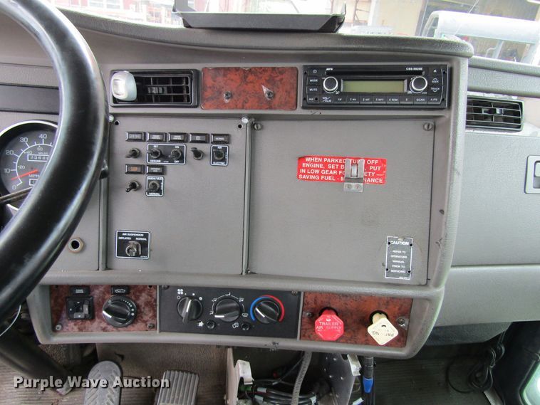 image for item EV9266 2005 Kenworth T300  semi truck