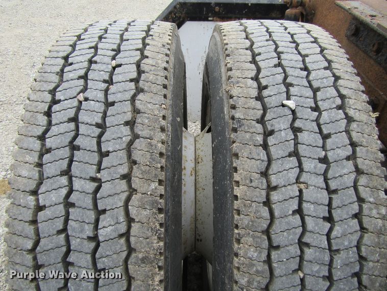 image for item EV9266 2005 Kenworth T300  semi truck