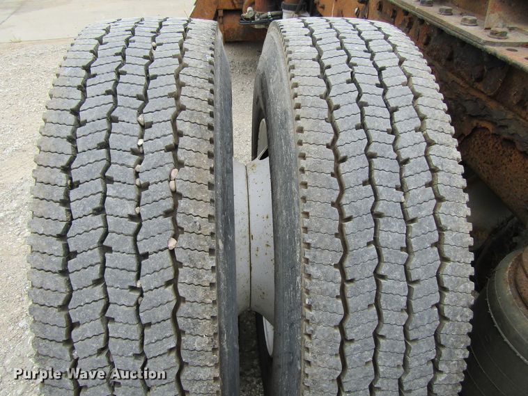 image for item EV9266 2005 Kenworth T300  semi truck