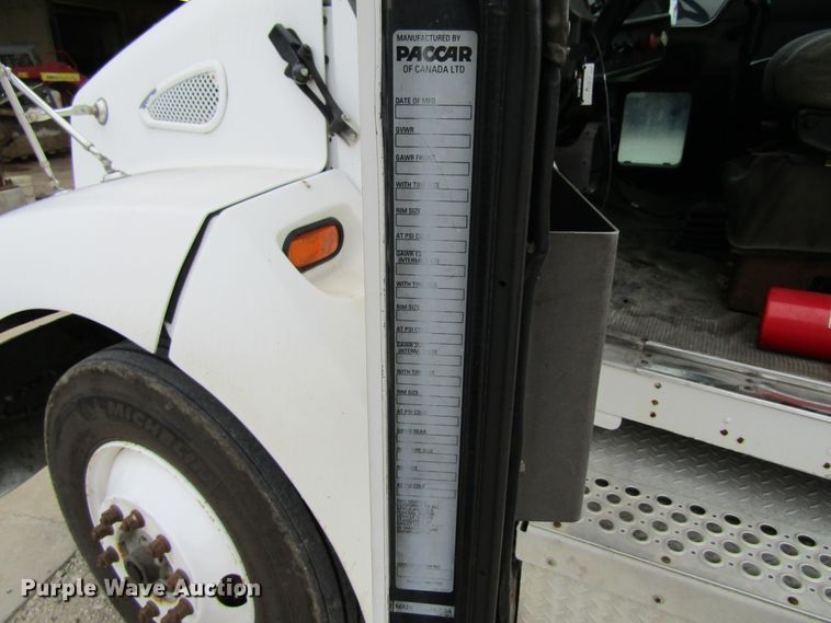 image for item EV9266 2005 Kenworth T300  semi truck