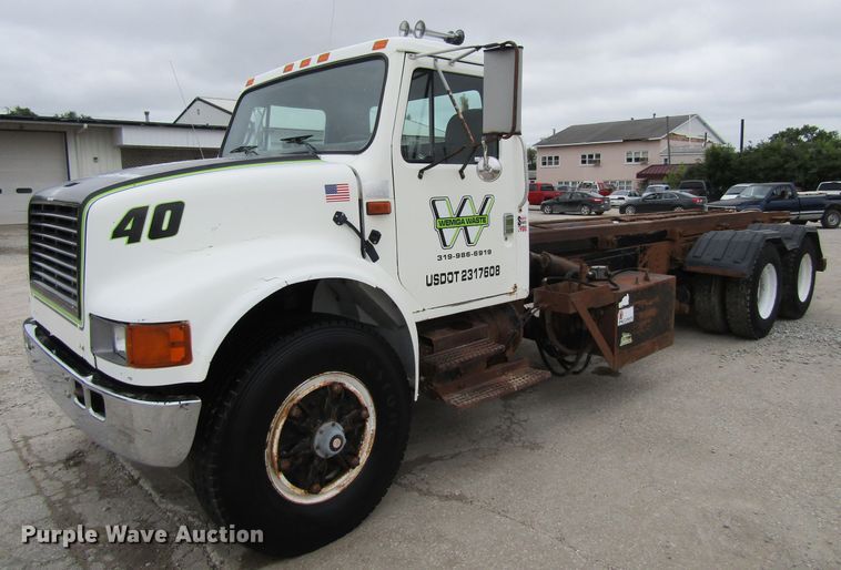 image for item EV9271 1995 International 4900  roll-off container truck