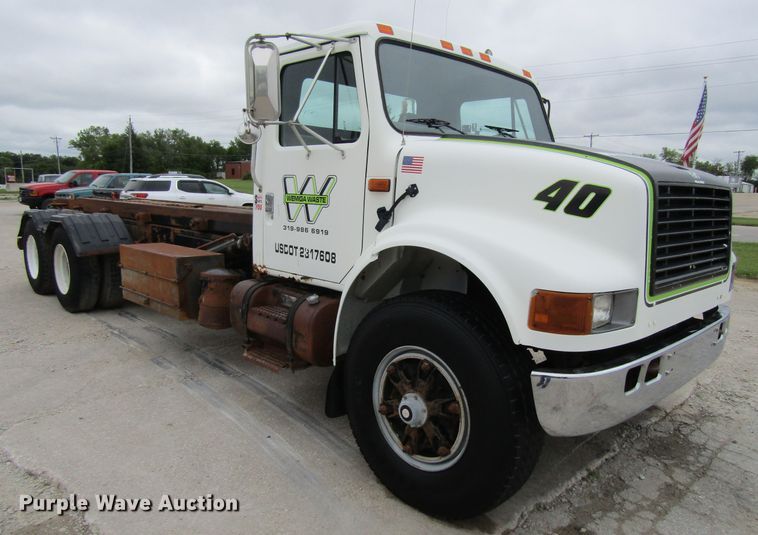 image for item EV9271 1995 International 4900  roll-off container truck