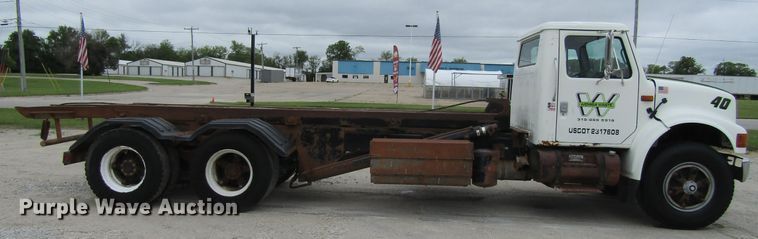 image for item EV9271 1995 International 4900  roll-off container truck