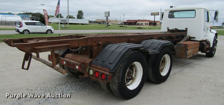 image for item EV9271 1995 International 4900  roll-off container truck