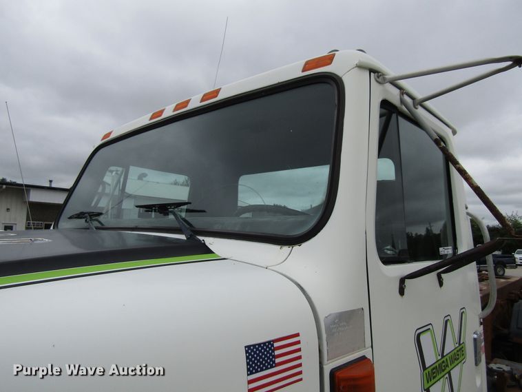 image for item EV9271 1995 International 4900  roll-off container truck