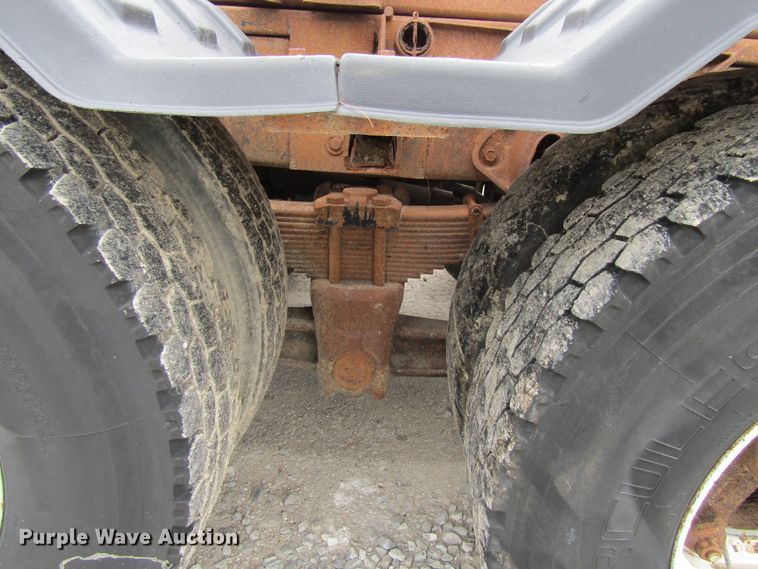 image for item EV9271 1995 International 4900  roll-off container truck