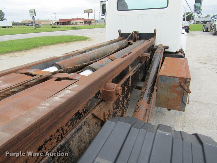 image for item EV9271 1995 International 4900  roll-off container truck