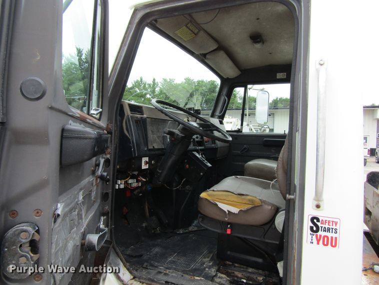 image for item EV9271 1995 International 4900  roll-off container truck