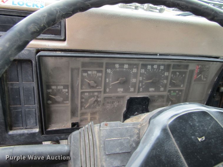 image for item EV9271 1995 International 4900  roll-off container truck