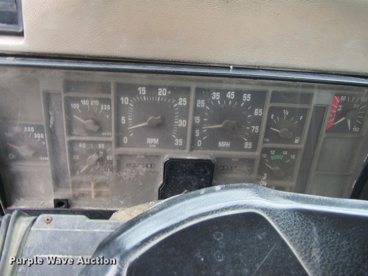 image for item EV9271 1995 International 4900  roll-off container truck