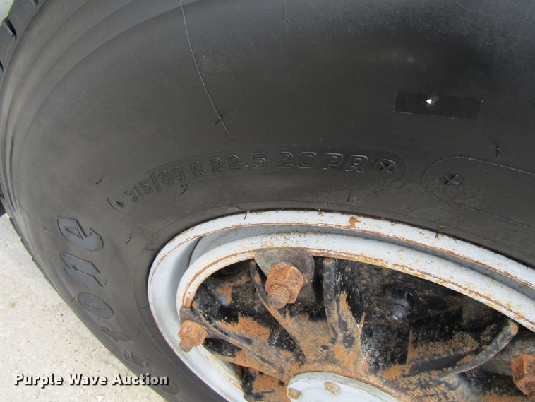 image for item EV9271 1995 International 4900  roll-off container truck