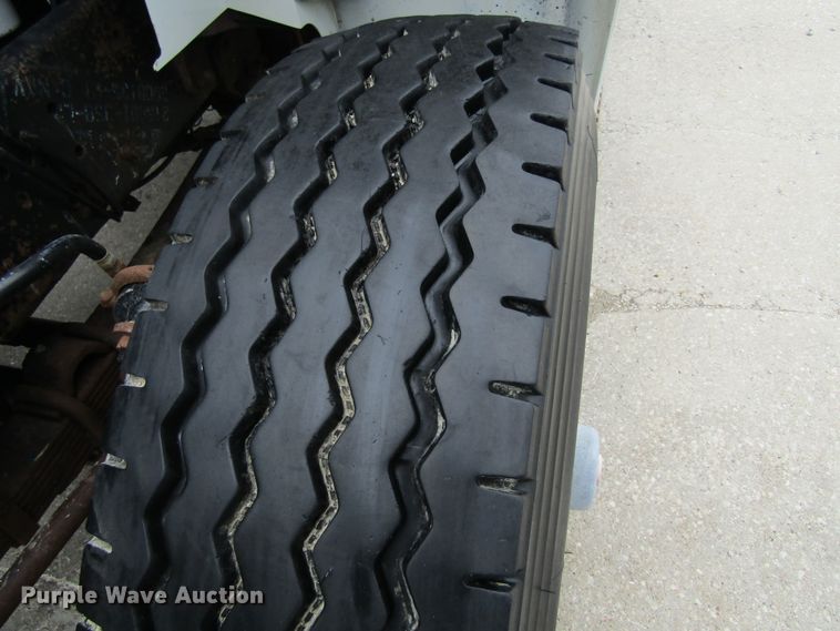 image for item EV9271 1995 International 4900  roll-off container truck