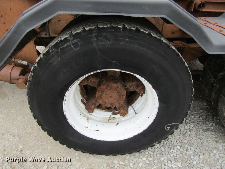 image for item EV9271 1995 International 4900  roll-off container truck