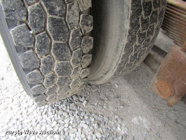 image for item EV9271 1995 International 4900  roll-off container truck