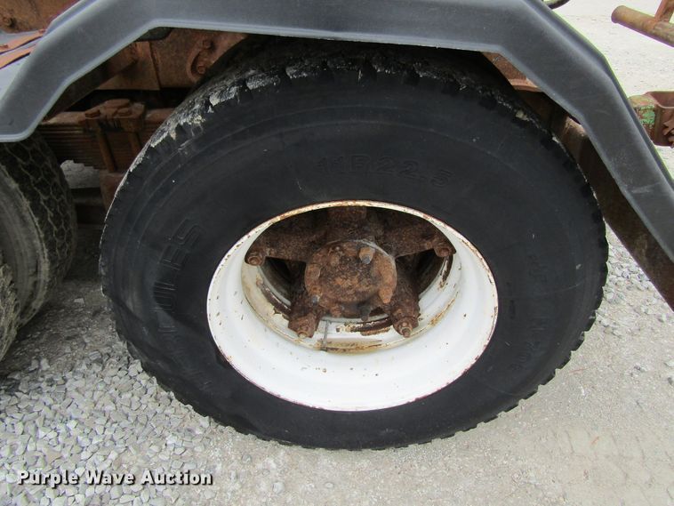 image for item EV9271 1995 International 4900  roll-off container truck