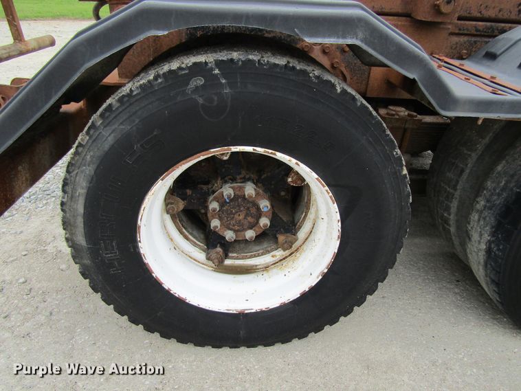 image for item EV9271 1995 International 4900  roll-off container truck