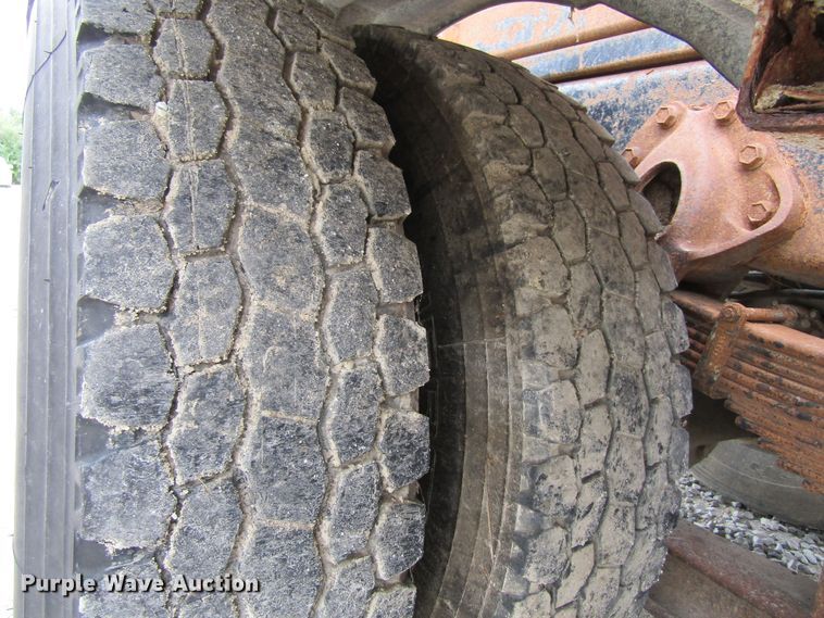 image for item EV9271 1995 International 4900  roll-off container truck