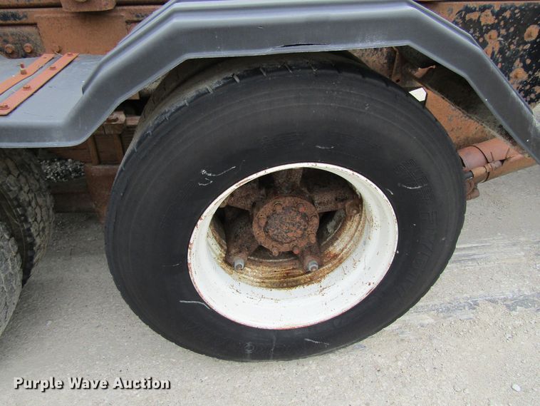 image for item EV9271 1995 International 4900  roll-off container truck