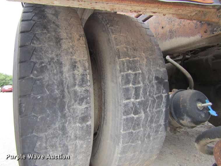 image for item EV9271 1995 International 4900  roll-off container truck