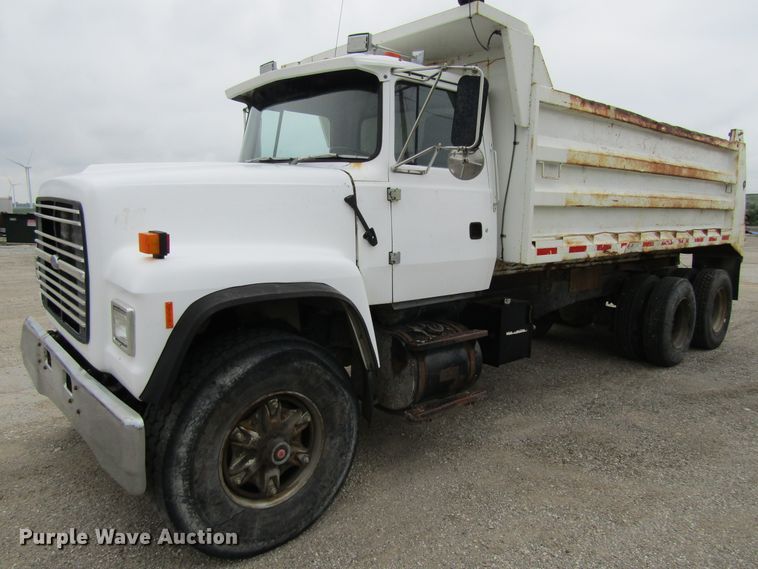 image for item EV9273 1992 Ford LT8000  dump truck
